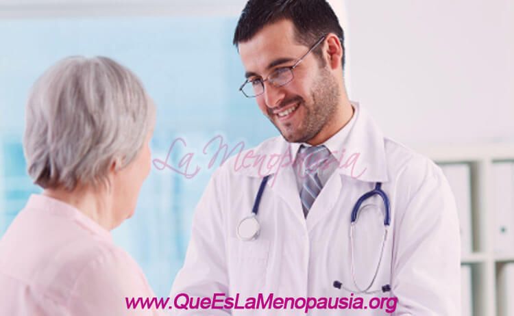 Mujer con médico ginecólogo en la menopausia