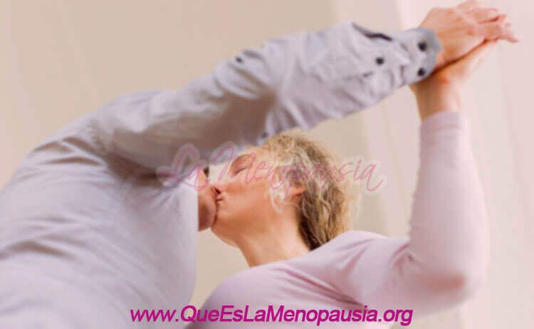 Pareja bailando en la menopausia
