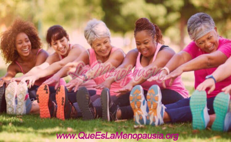 Mujeres menopaúsicas experimentando beneficios físicos, psicológicos y sociales