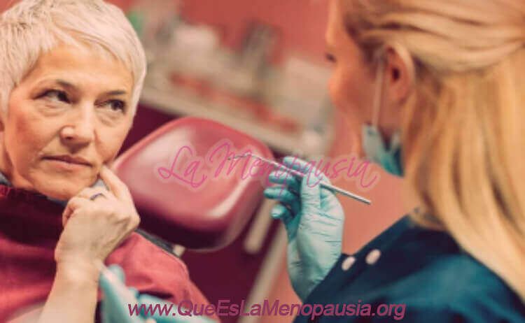 Mujer menopaúsica en el odontología